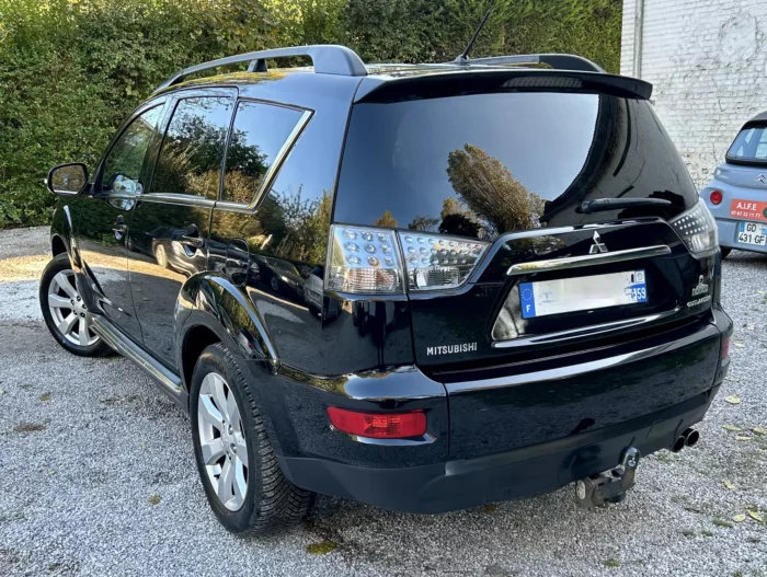 Arrière 2 MITSUBISHI OUTLANDER 2.2 DI-D Luxe Automobiles